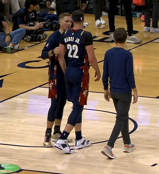 骑士前锋小拉里·南斯这双球鞋！！！[憧憬] ​​​