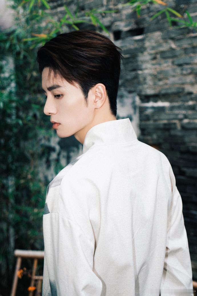#吴希泽古言男主照进现实# 吴希泽这张脸我觉得就挺适合这种新中式的风格的，尤其的