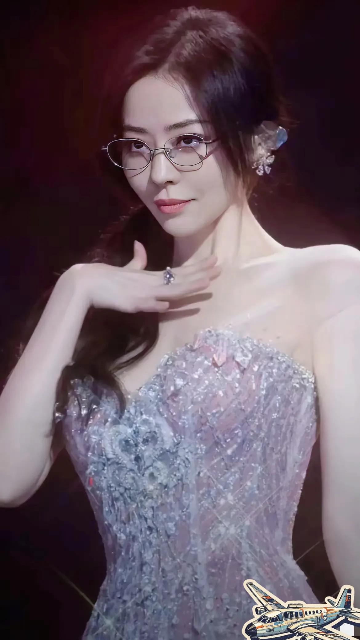 张靓颖已经雄起了
你说张靓颖精明也好，傻也罢
那个当年站在自己演唱会哭红眼睛，只