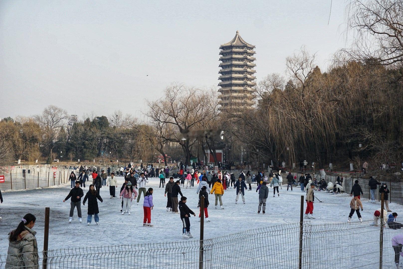 北大未名湖冰场摄影