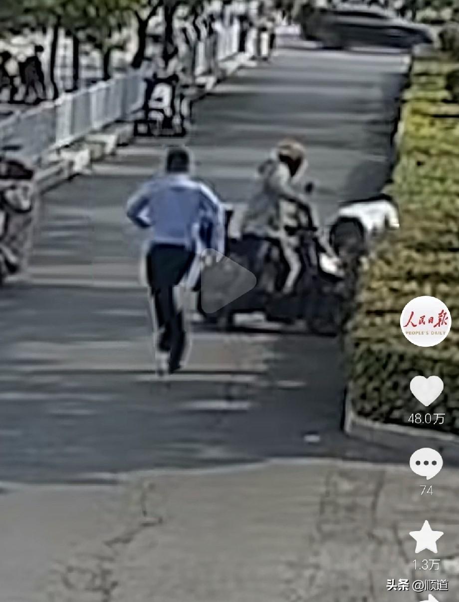 外卖小哥真是神一样的存在。近日，江苏徐州，一名警察正在追捕一名电诈人员，电诈人员