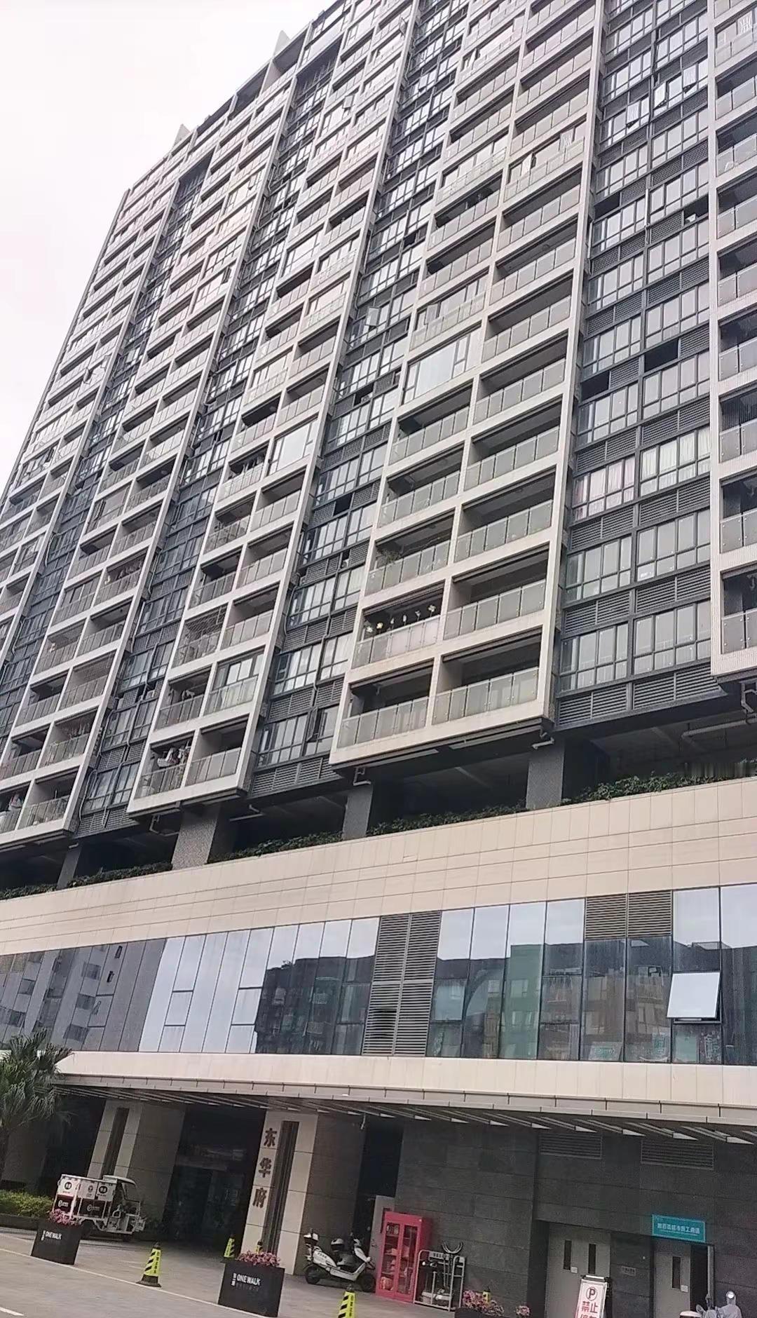 有一个朋友讲故事。朋友初恋当时为了钱嫁给一个县城男人，结果现在负债累累[捂脸]一