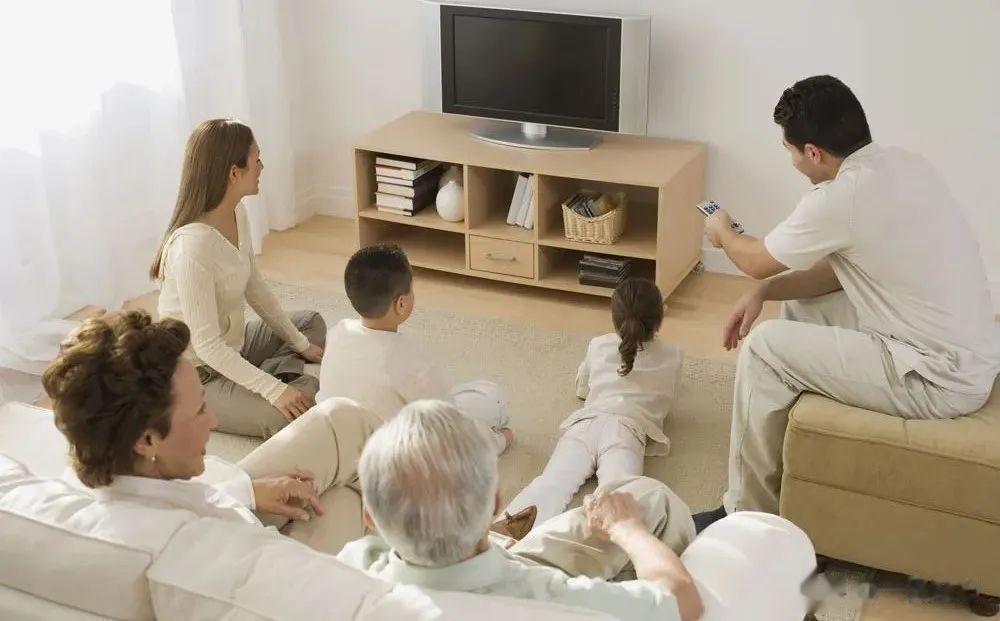 为什么生孩子要随父姓，却不跟母姓，看完或许你会明白

一个网红在网上宣布自己即将