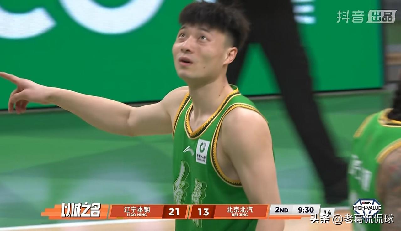 辽宁本钢大将鄢手骐真是球队的神射手！在今天辽宁本钢主场迎战北京北汽的比赛中，目前