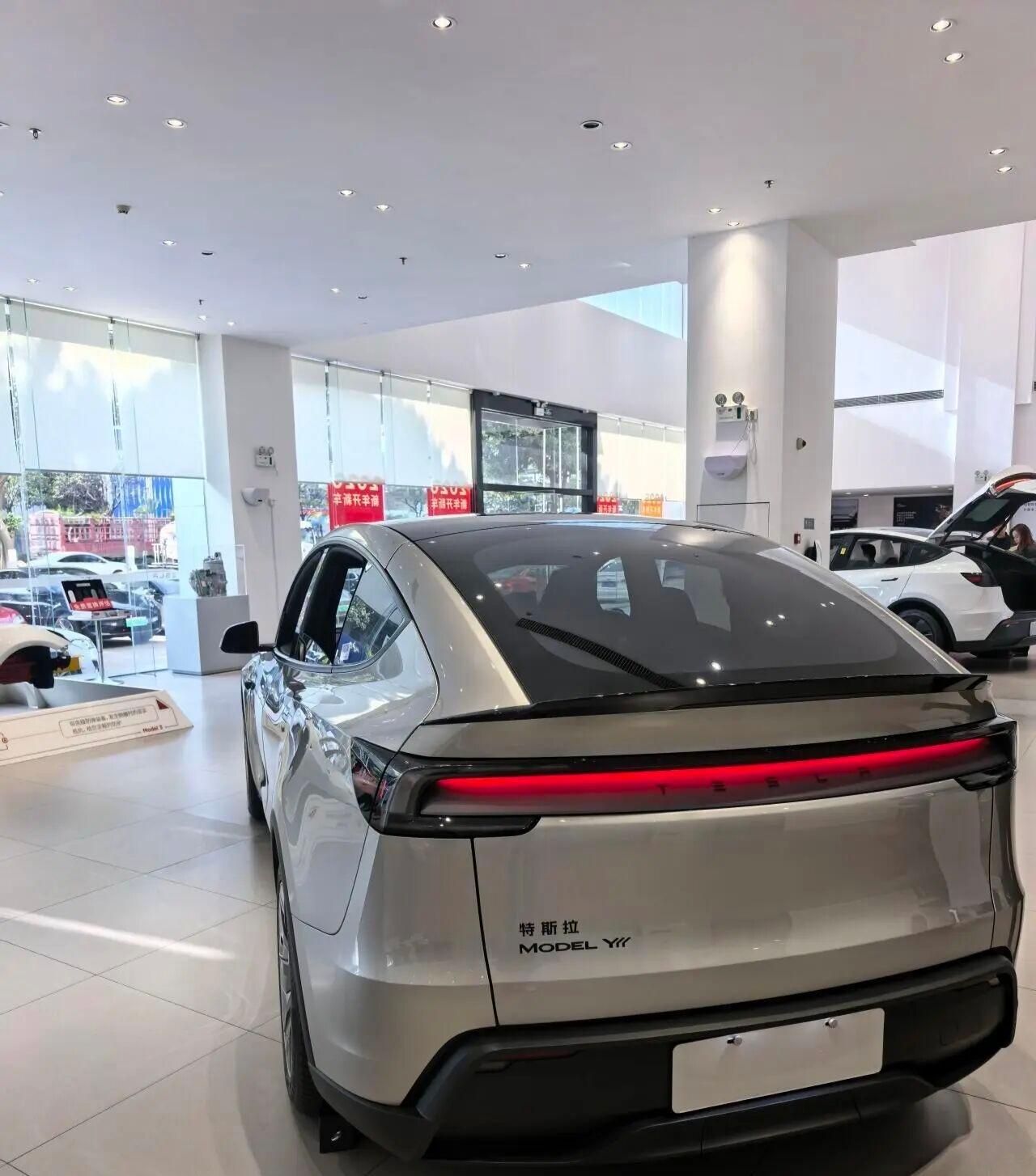 2026款特斯拉Model YL   大家说说怎么样？外观
定位中大型六座纯电S