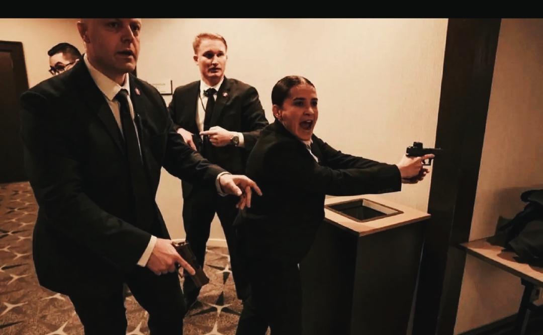 就在刚刚
大统领亲自参加的白宫晚宴乱成一锅粥！
大统领：没人比我更懂保镖。
保镖