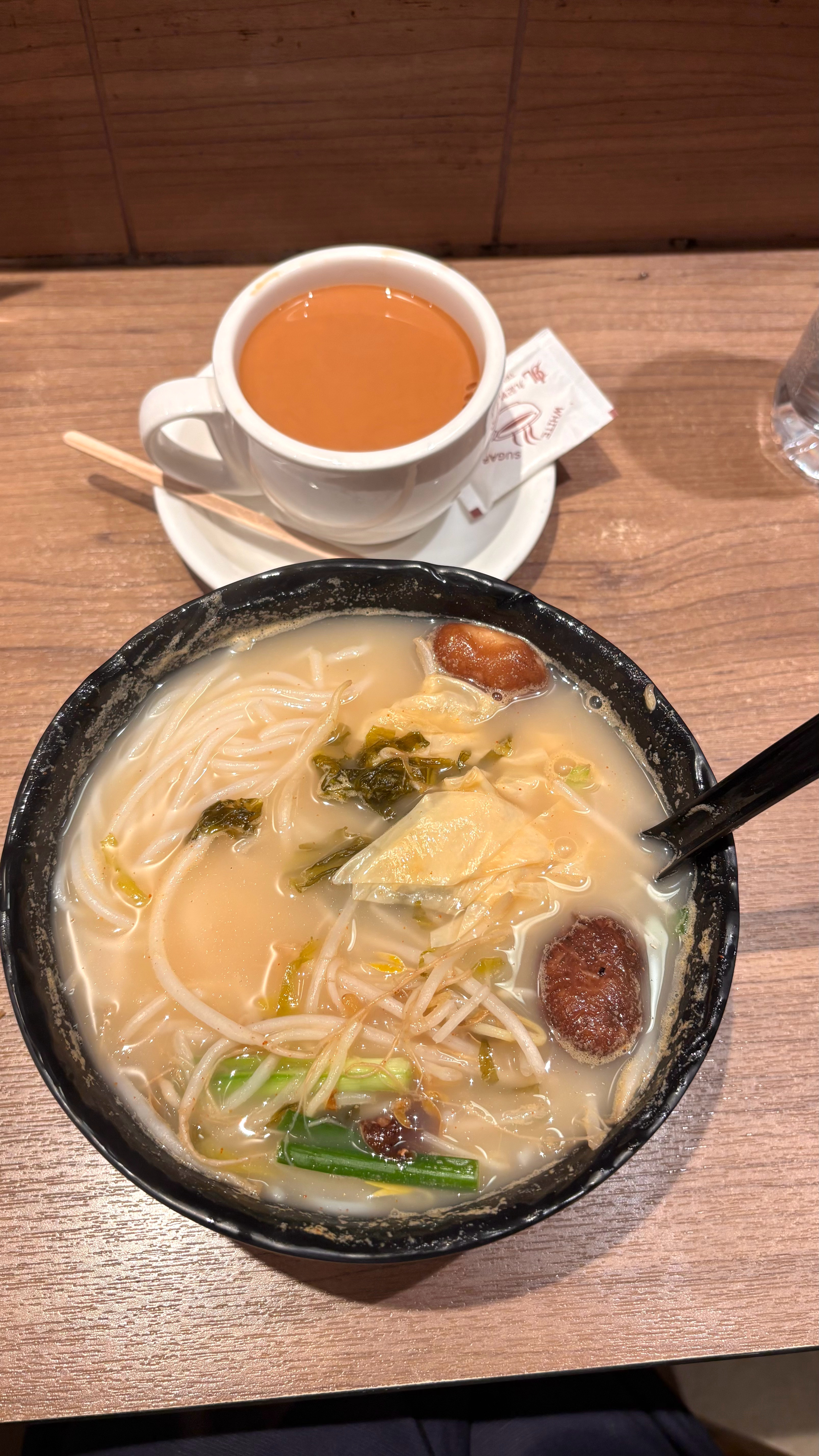 中午吃完云桂香米线晚上又拉着朋友去吃谭仔米线🍜她说晚上不吃了 我说看在你早上迟