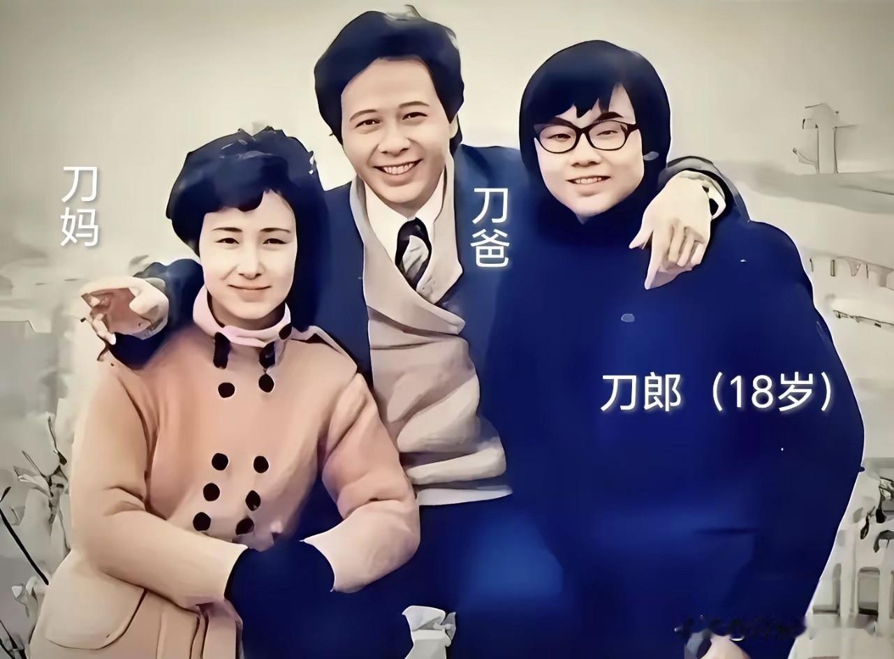 刀郎的妈妈林素清长得真漂亮，她是四川资中县文工团的一位舞蹈演员，也爱好唱歌，而父