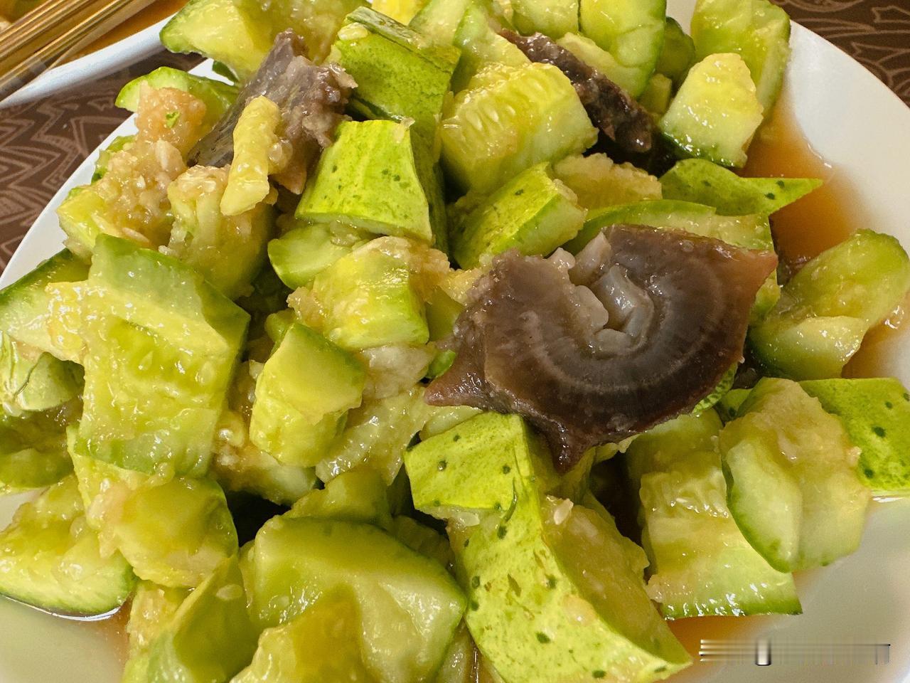 绿油油的一顿饭
虽然说夏天的山东不缺蔬菜，但是我是真不知道吃什么饭。
俺家这块顶