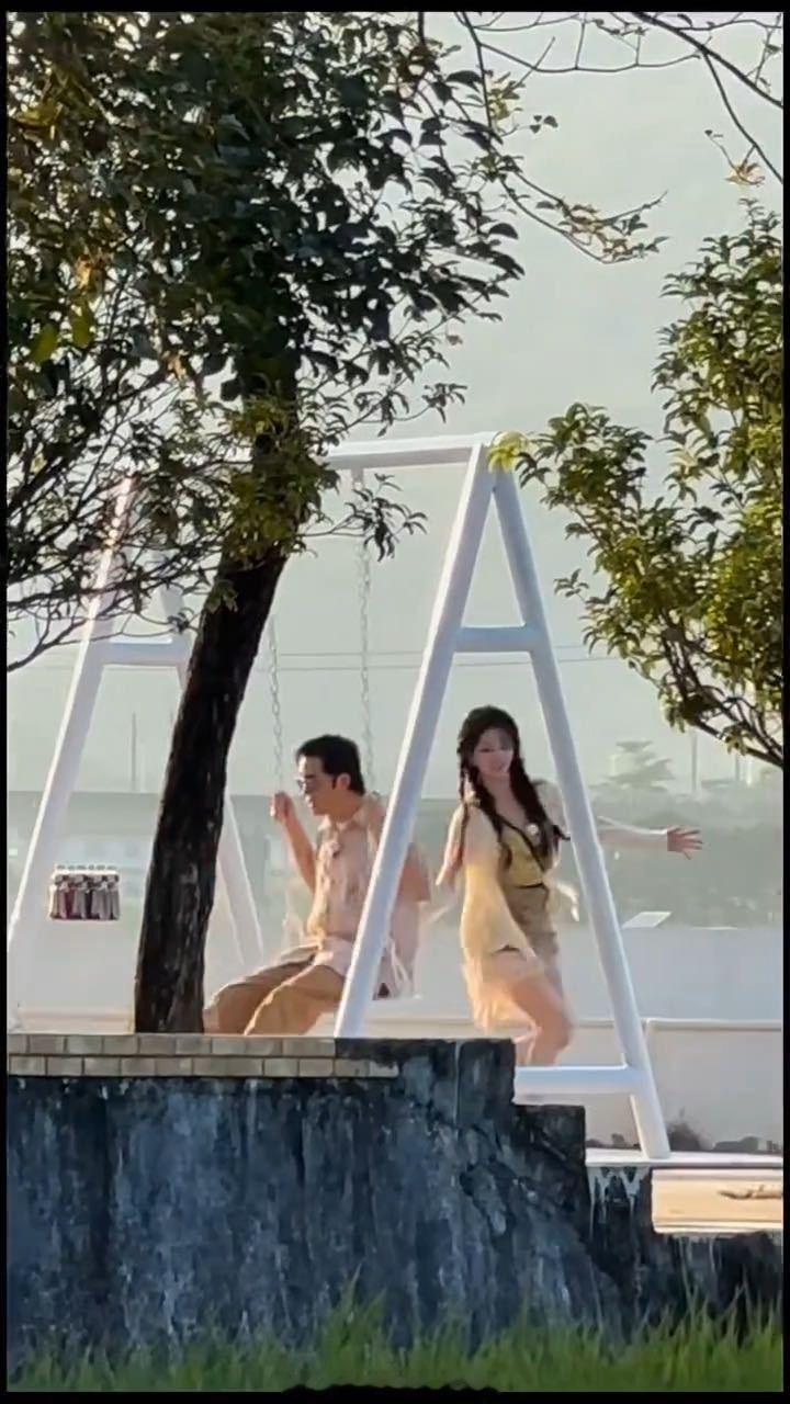 沙溢和刘些宁在跑男录制里玩秋千，刘些宁主动推沙溢，沙溢笑得像个小孩。这画面太温馨