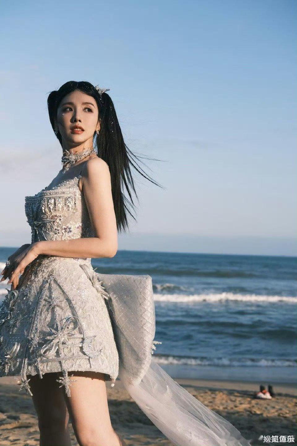 谭薇落泪谢娜安慰小燕子谭薇在舞台上的失误让人心疼，泪水流淌间，她依旧热爱舞台。谢
