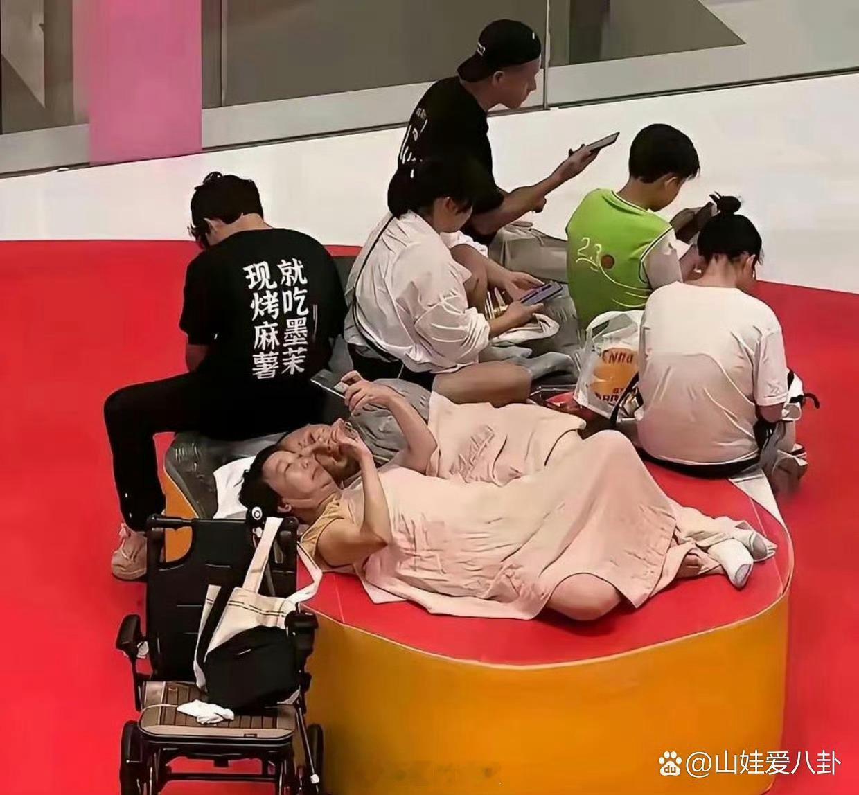 好尴尬，商场蹭空调，儿女脸没了 