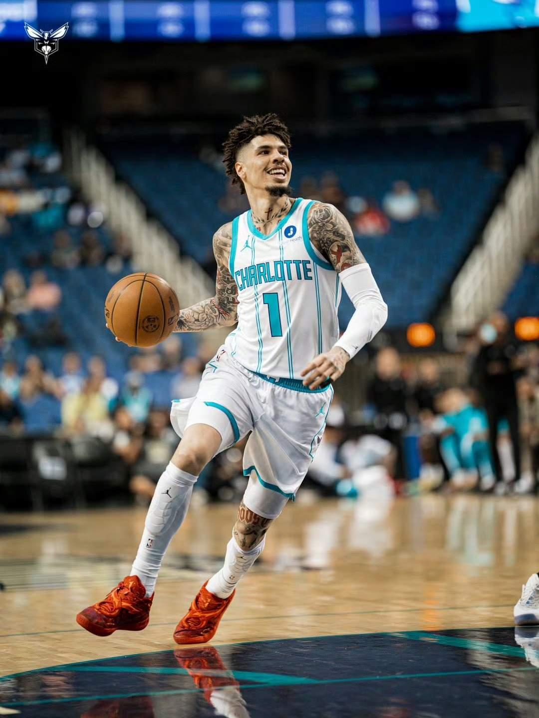 拉梅洛鲍威尔本赛季真不是刷子

拉梅洛鲍尔本赛季真不是刷子，是黄蜂的攻守转换核心