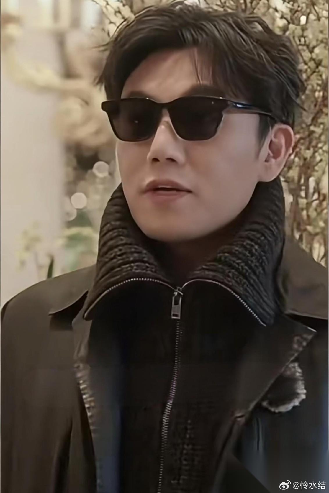 秦昊当导游，第一件事不是立规矩，不是清点人数。  他扭头就干了一件事：让马頔“颐