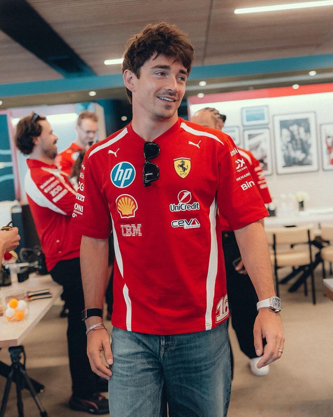 F1赛车大佬跨界打乒乓球汉密尔顿勒克莱尔打乒乓球 伦敦世乒赛带动乒乓球全民爆火，