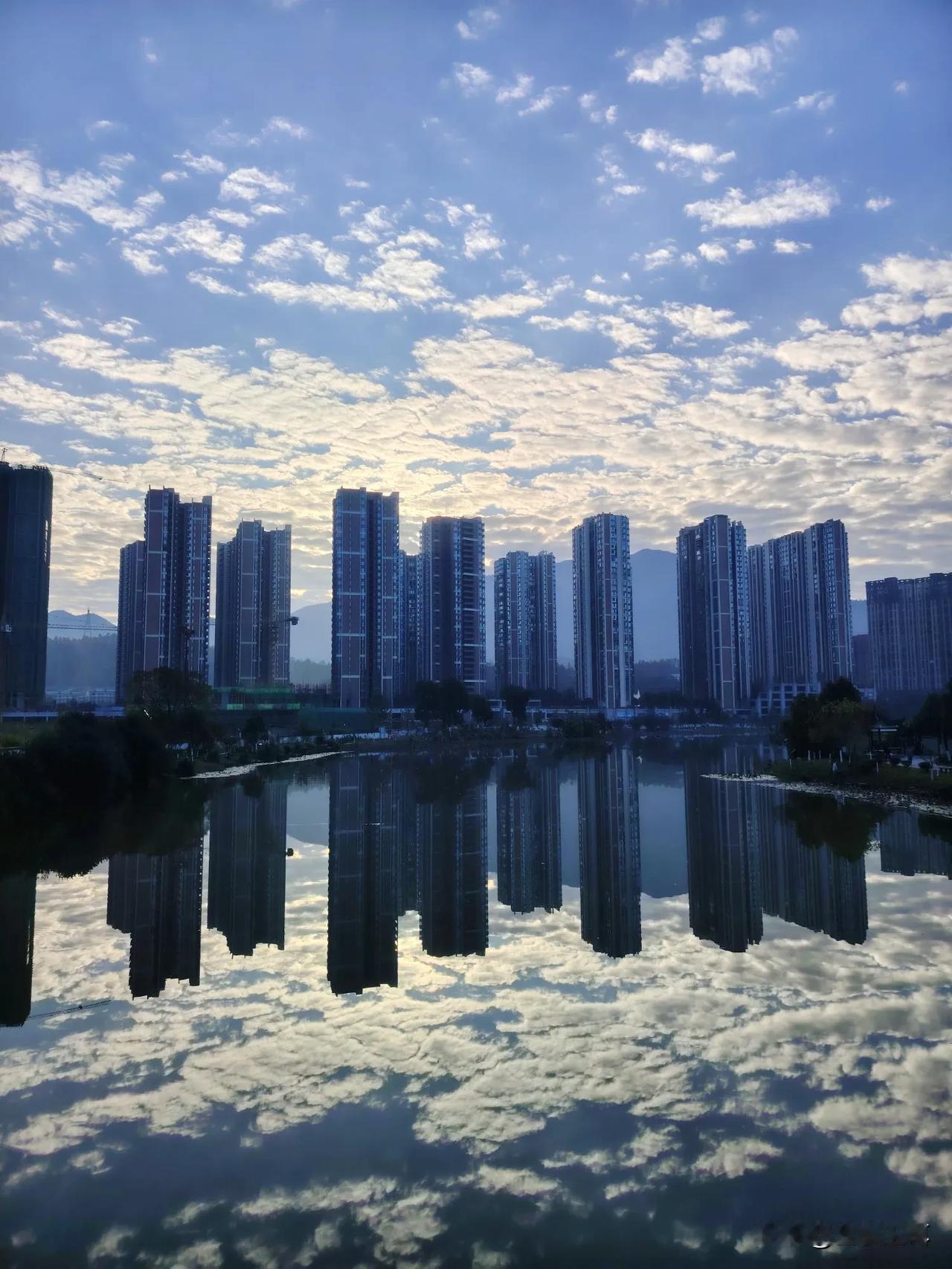 郴州的秋日是一个充满自然美景，丰富多彩。随着秋风的轻抚，福城的大地换上了一袭金色