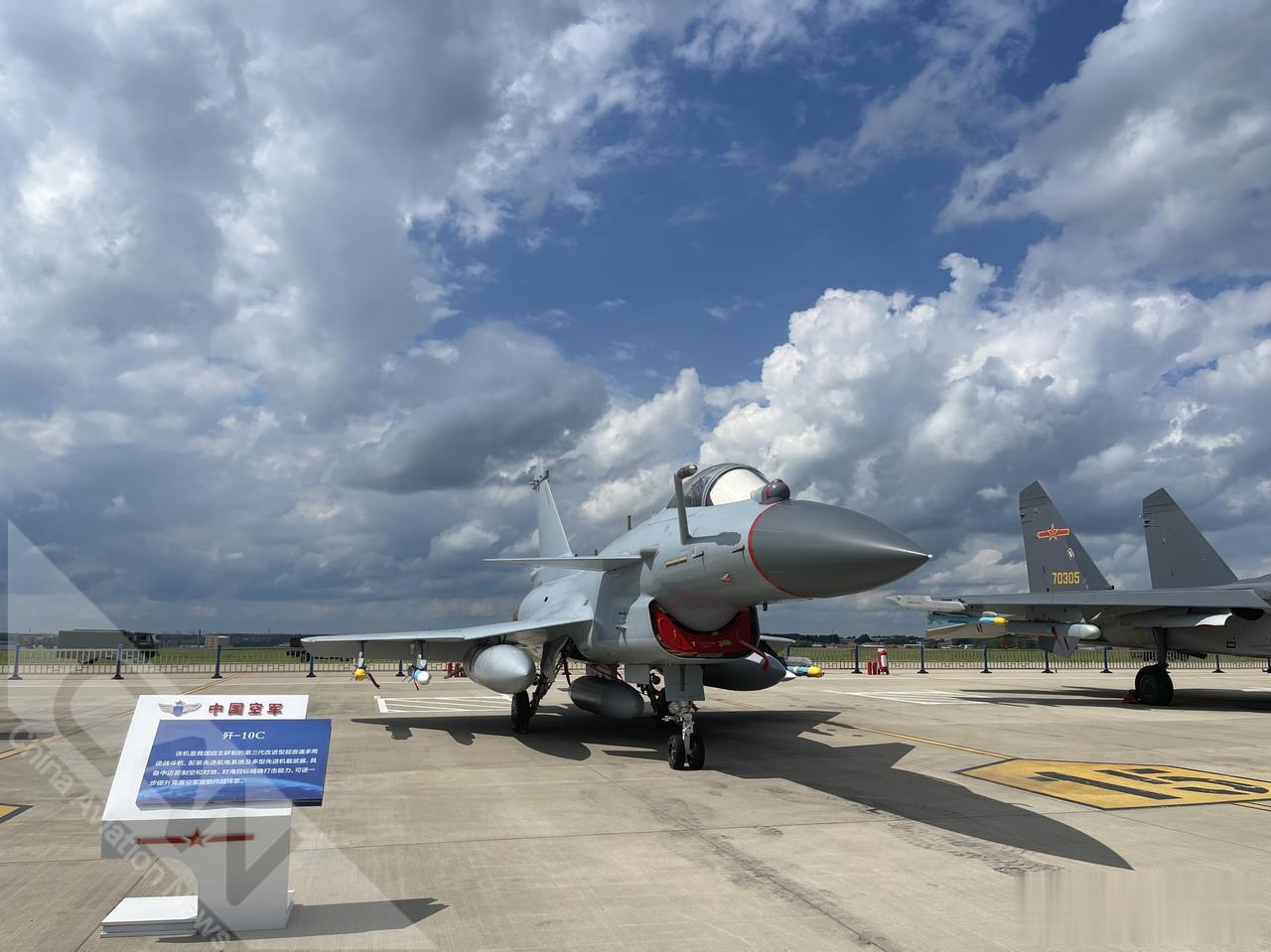 2023年空军航空开放活动·长春航空展，戳图感受蓝天白云下的歼10C。