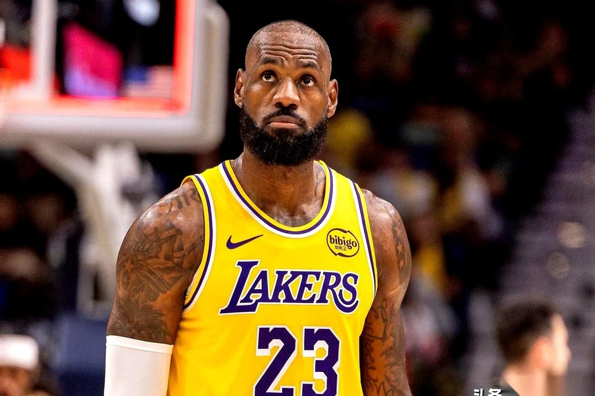 湖人对雄鹿这场硬仗，赛前最大的悬念就一个：詹姆斯，到底上不上？
就在刚刚，湖人官