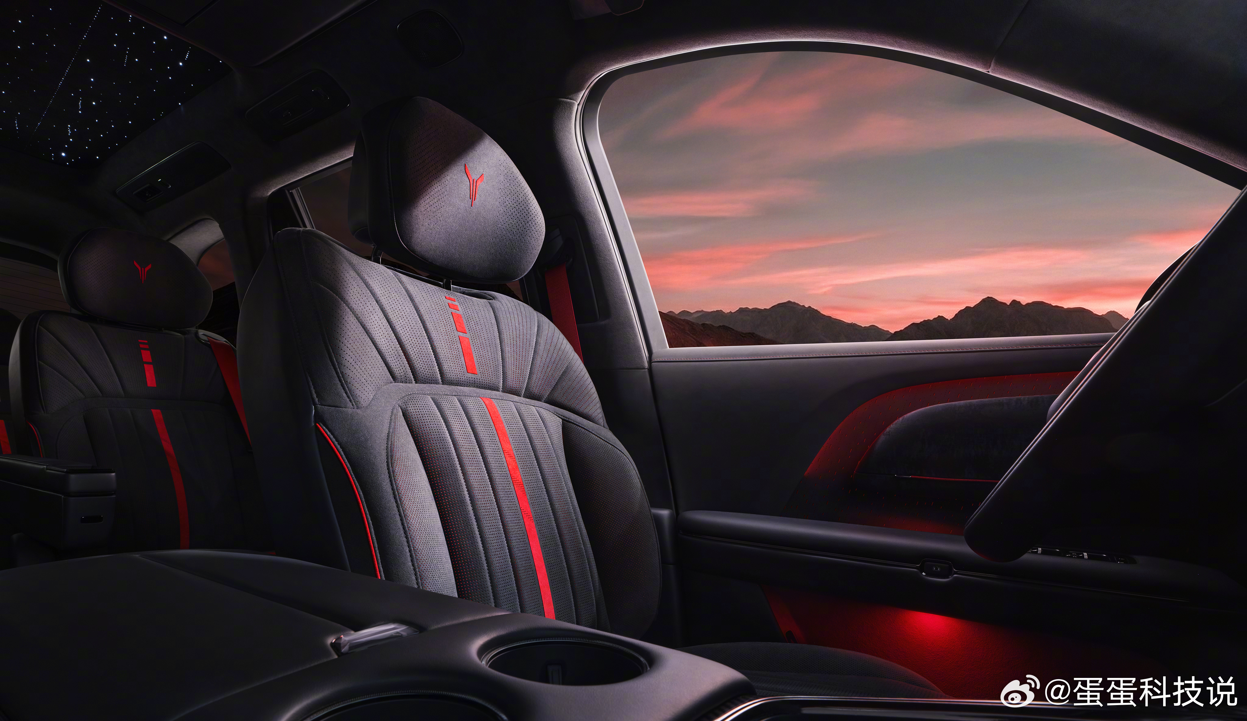 对喜欢水墨系的喜欢！果然刻在我们中国人骨子里～岚图这套黑武士内饰，丹墨配色太懂东