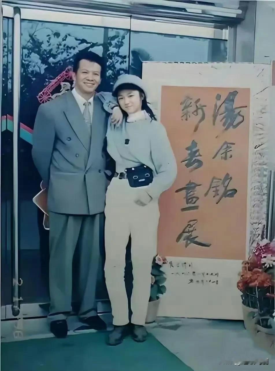 1996年深圳，16岁的汤唯和父亲的合影。看穿着打扮家庭应该不穷的，父亲还是著名