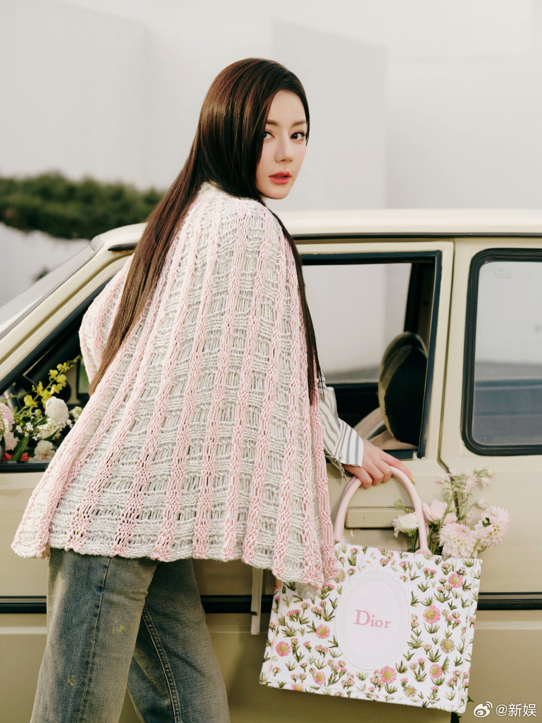 迪丽热巴春日画卷迪丽热巴自成春日画卷繁花簇拥间的迪丽热巴，美成一幅春日画卷！啥也