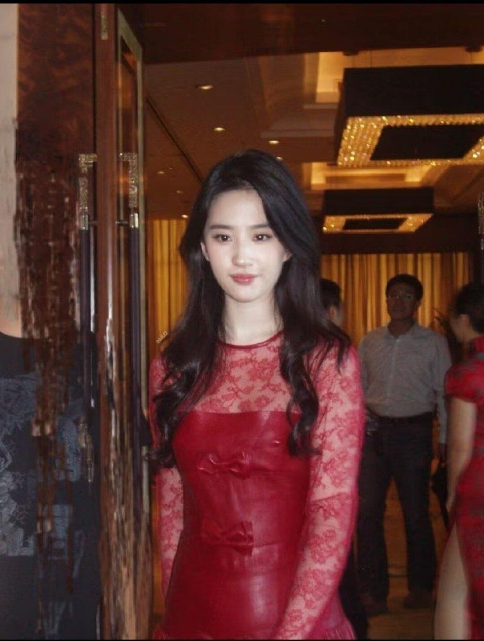 这么成熟妖艳的衣服刘亦菲都能穿出奶乎乎的仙气  这个衣服但凡换一个人穿我都不忍直