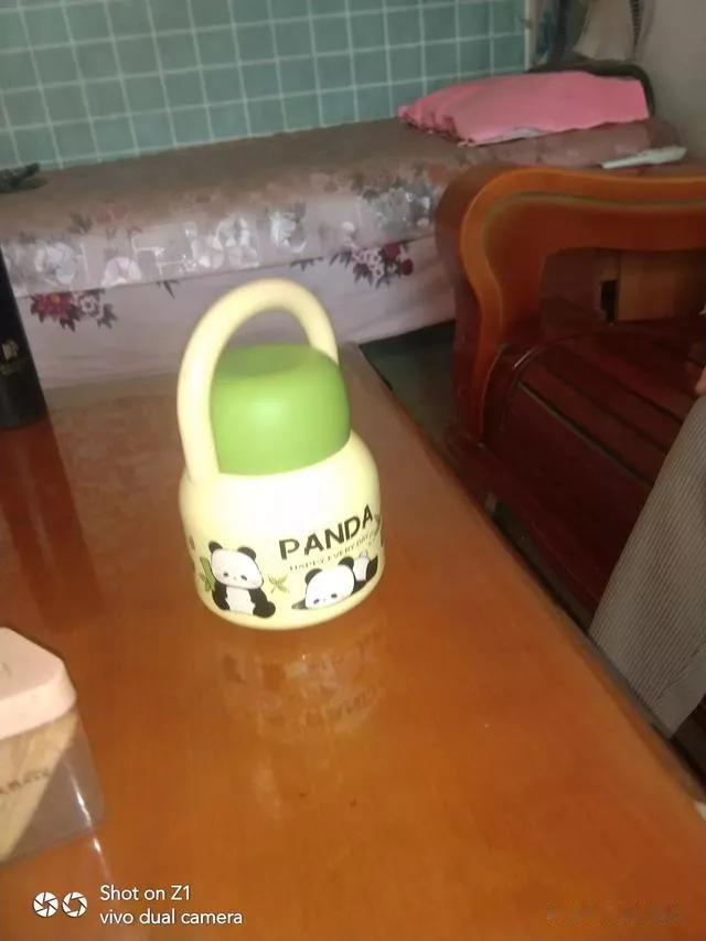 出于对母亲的关心，女儿给妈妈买了这个保温小壶，即烫即食。现在上班了，一点小孝心。