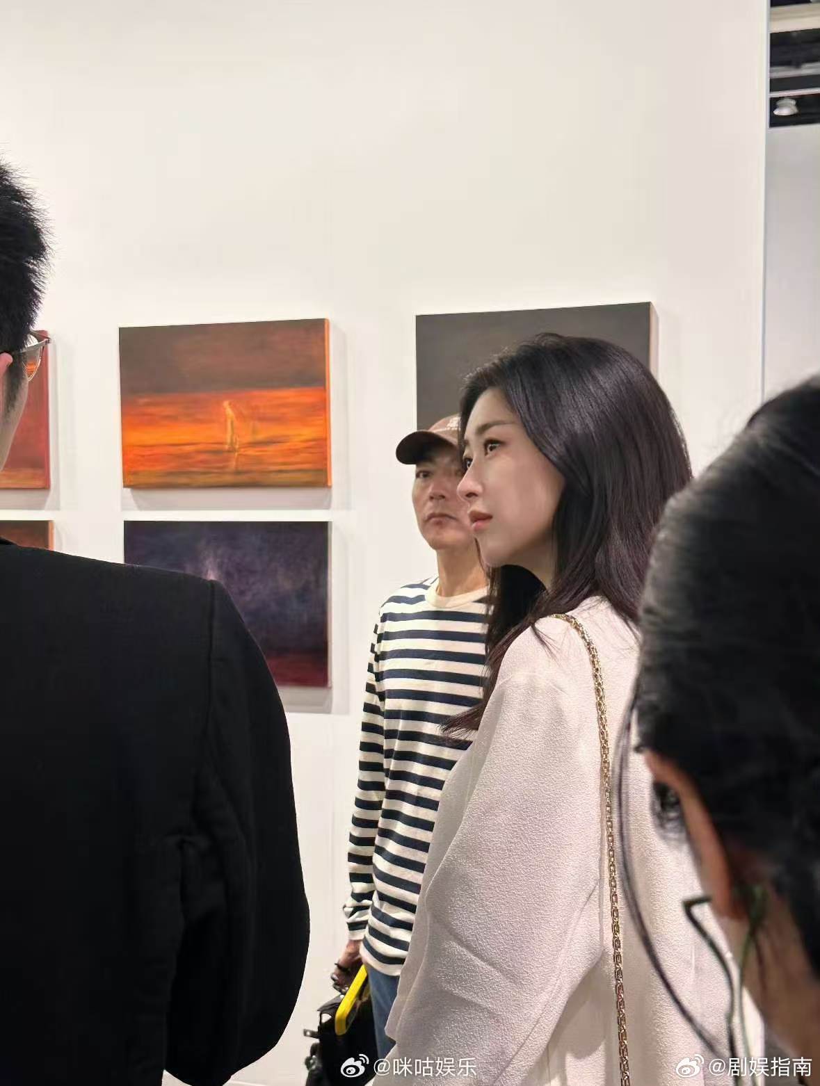 近距离看到朱珠 她说话的时候不急不慢的，像在跟你聊天又像在哄你，谁懂啊🥺 