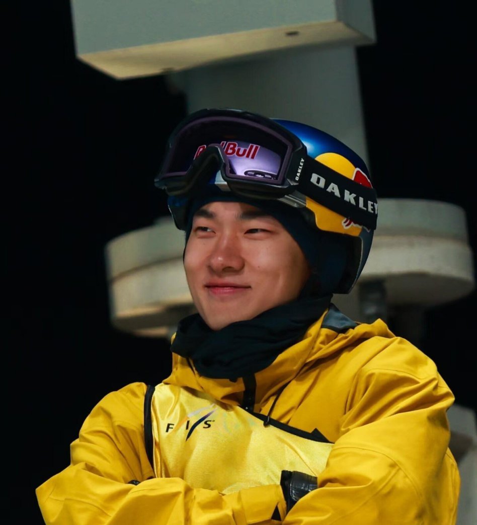 雪道之上，自由如风。苏翊鸣兼具天赋与努力，赛场之上果敢无畏，生活中阳光开朗，是当