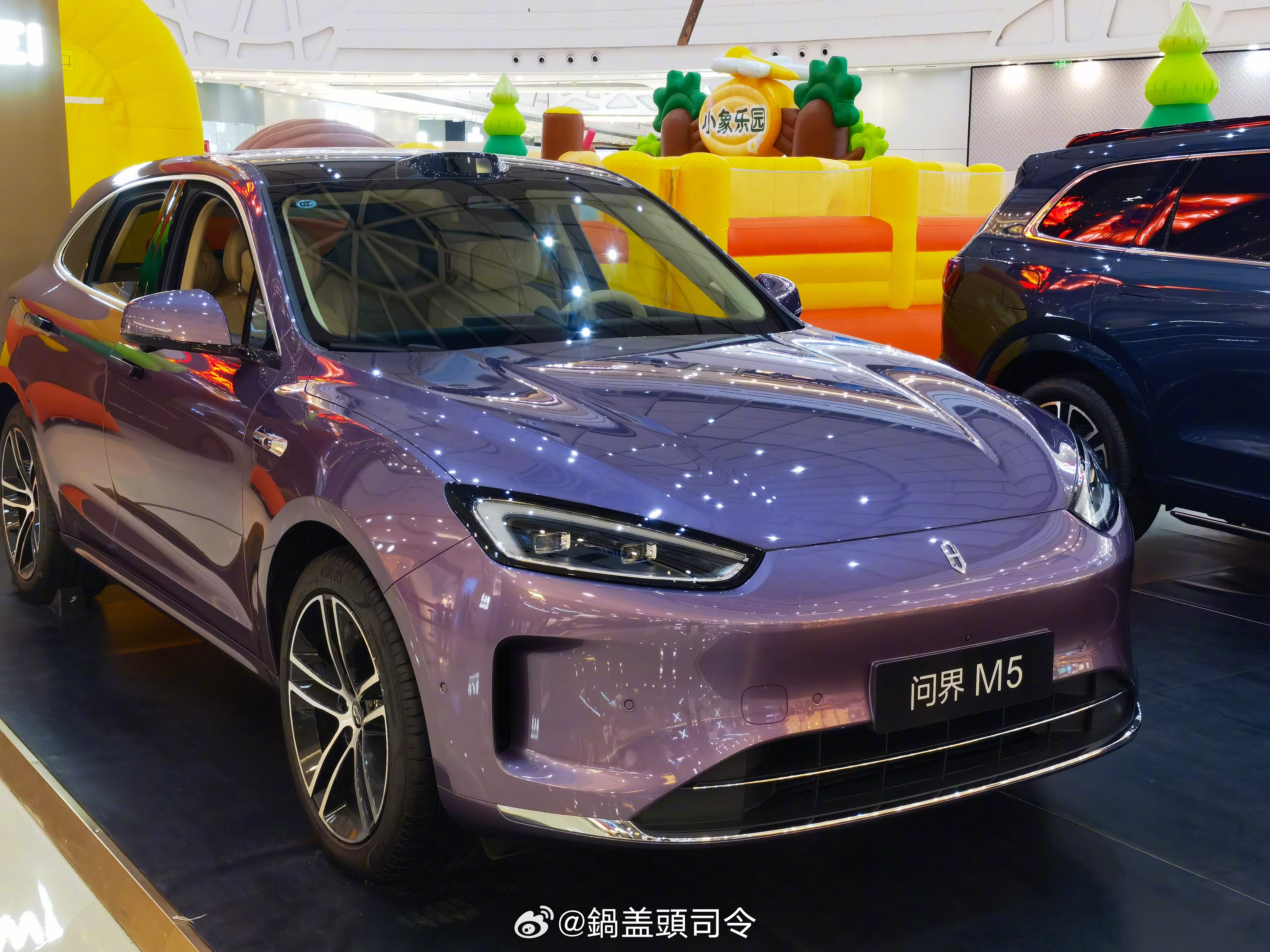 今晚去商场，偶遇了问界M5，灯光下一照，这质感立马上来了，再配上这个紫色，尽显时