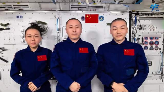 【#神二十三乘组在轨喜迎中秋佳节#】此刻，#神二十三乘组#朱杨柱、张志远、黎家盈正在天宫空间站内共度