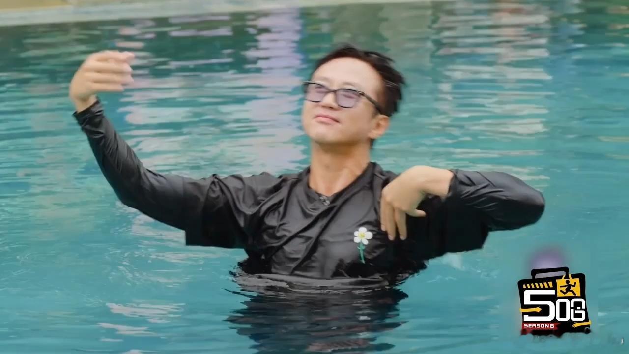 邓超背后抱鹿晗邓超鹿晗背后抱被邓超鹿晗背后抱狠狠萌到，父子氛围感直接拉满🫶🏻