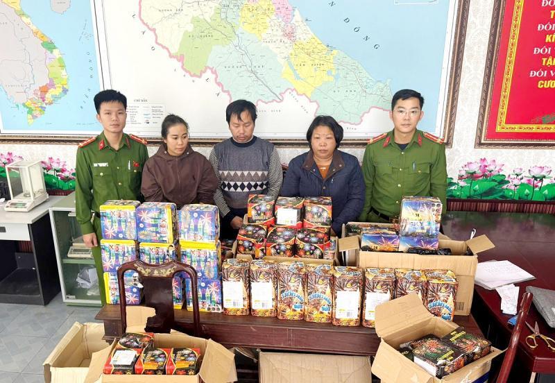 越南河静省警方逮捕了3.5吨烟花走私网络中的对象和展品。