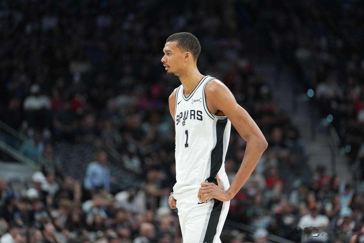 文班亚马真不是对手啊

美媒NBA Memes更新动态，晒出一则有趣讨论，其写道