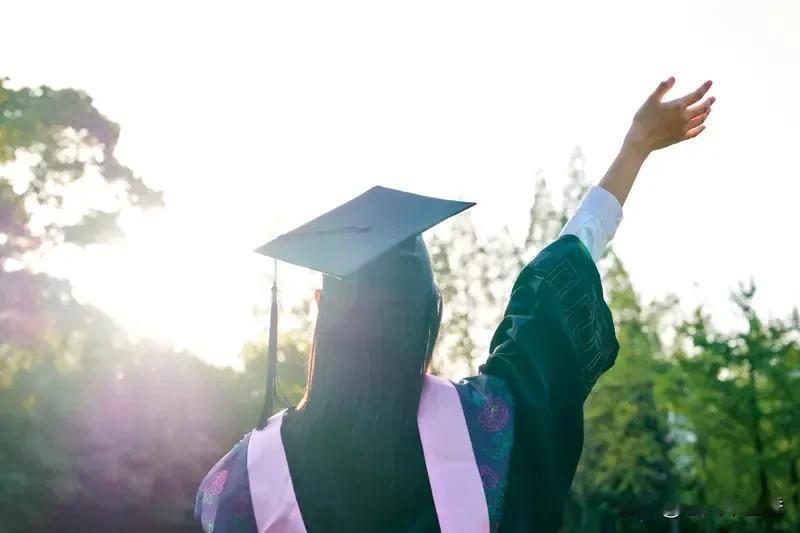 广东始兴县环卫所招聘博士监管垃圾转运站这事，真让人摸不着头脑。11月13日网友曝