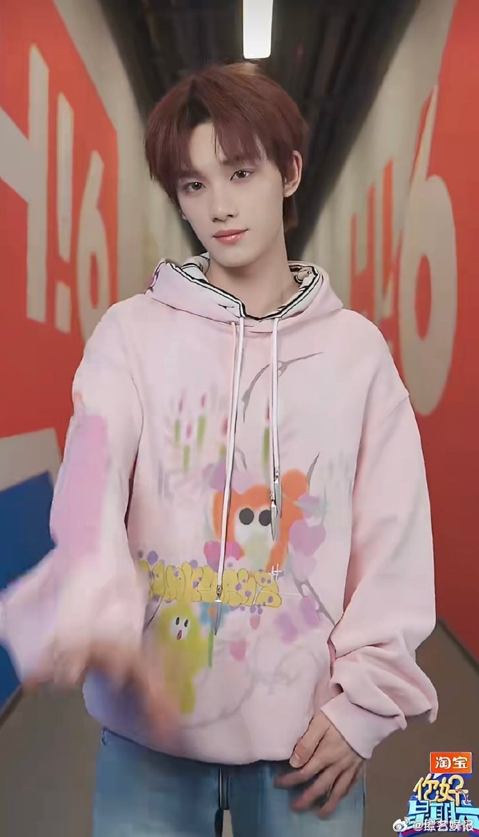 丁程鑫cha了浴室摇转场又被丁程鑫卡点手势舞硬控了你好星期六丁程鑫的舞台永远让人