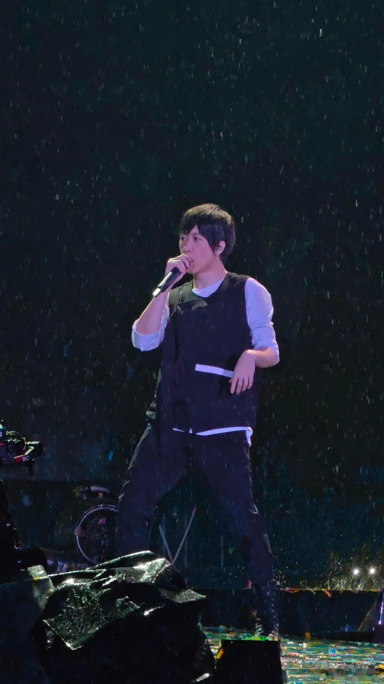 五月天也没顶住五月的天阿信也顶不住五月的天阿信脱鞋了！暴雨中光脚踏上鸟巢舞台，c