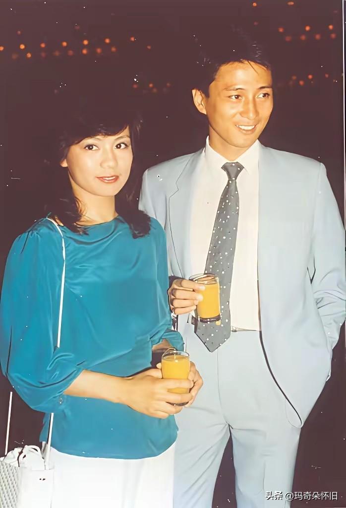 🎆永远的翁美玲👉翁美玲一身湖蓝衣衫，眉眼灵动，笑靥温柔；汤镇业西装革履，俊朗