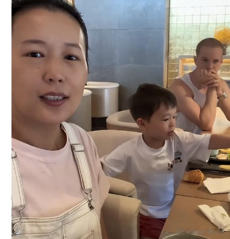 小黄穿着背带裤在徐州逛街，肚子微微鼓起来。
网友就开始截图放大，猜她是不是终于怀