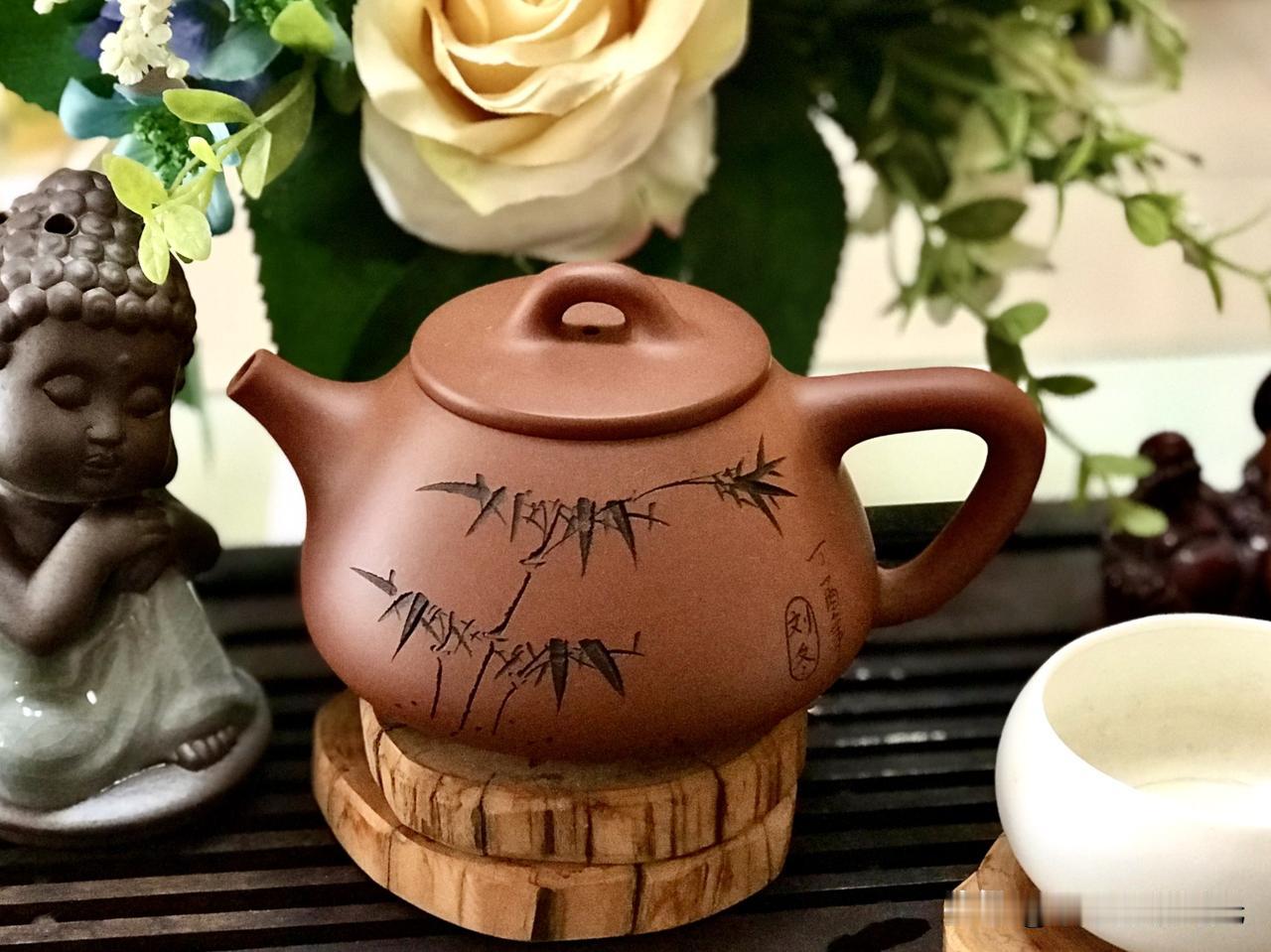 今天的成都冬日暖阳，我特意选用了一把精致的荣昌安福陶的石瓢壶，用来冲泡来自云南的