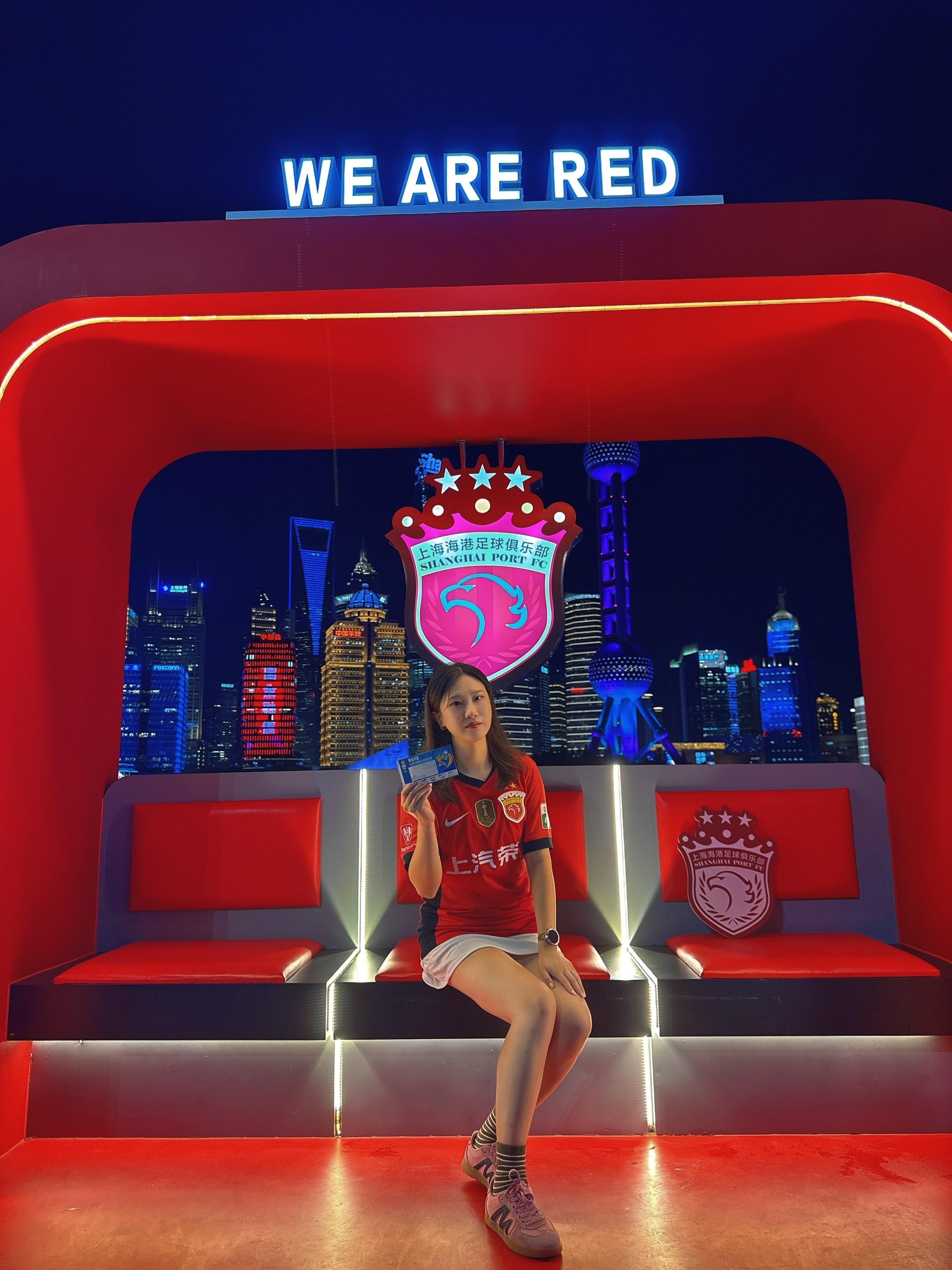 最近来到北外滩国客码头中心打卡的球迷有许多，其中这位女球迷带上了2013赛季首轮