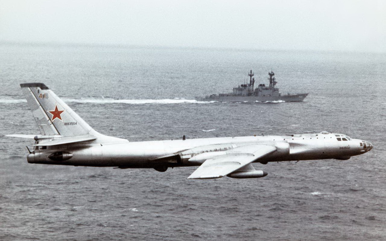 “他爹在海军服役的时候，被图-16近距离跳脸吓尿了裤子，从此沦为家族的笑柄，抱憾