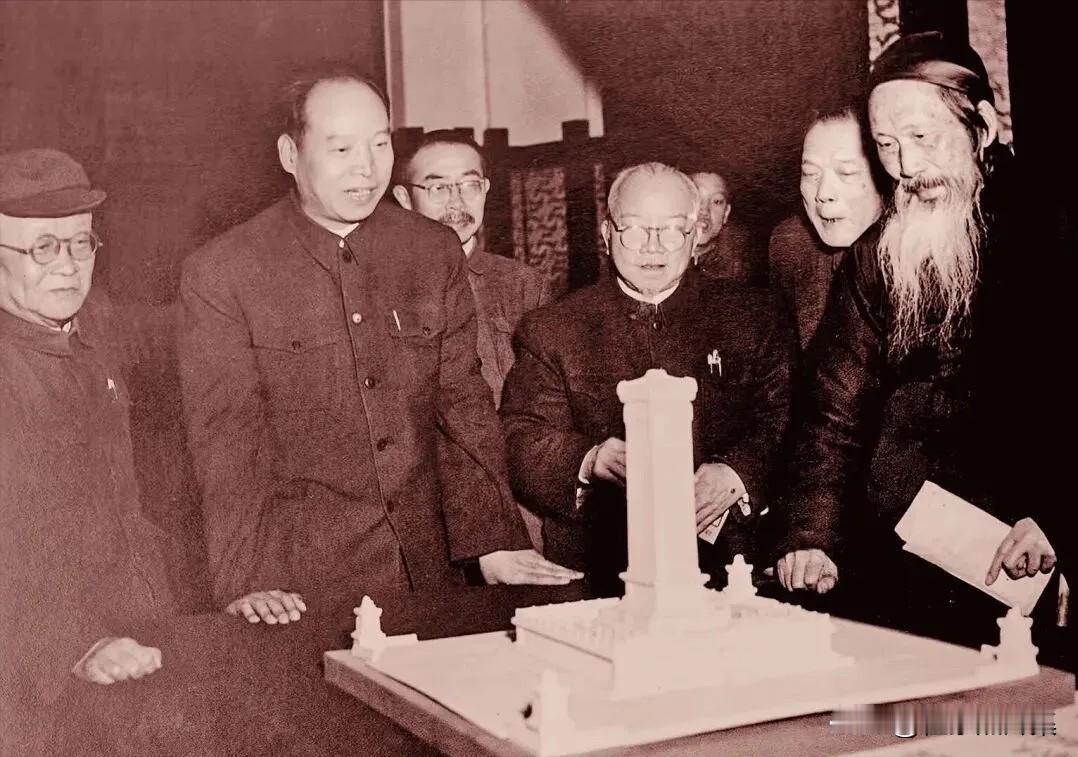 1952年4月，时任北京市市长彭真认真听取张澜（右一）、李济深（左四）、邵力子（