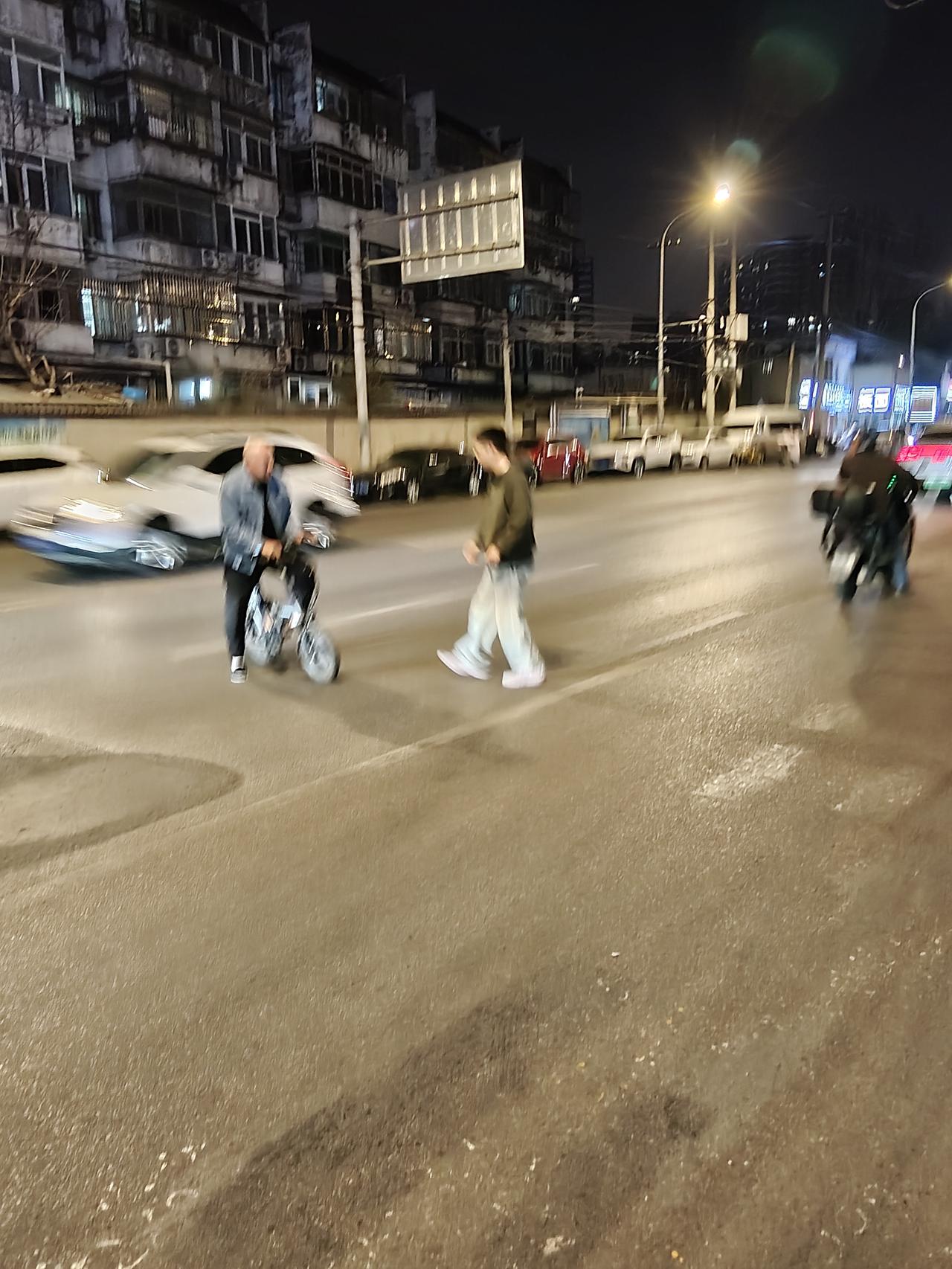 晚上回家等公车，就在眼前马路当中，两个骑电动车的碰撞，但都没摔倒，一轻爸爸带个小