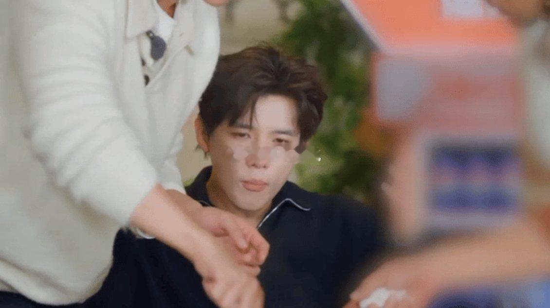 王安宇金晨一个鼓掌一个狼嚎 异国他乡邂逅贾冰牌茄子焖饭，这救赎感直接爆棚！金晨“