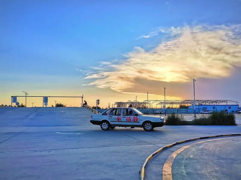 山西吕梁市临县一驾校宣称“快速学车，文盲包过”：科目一考试，光标自己会动、5分钟