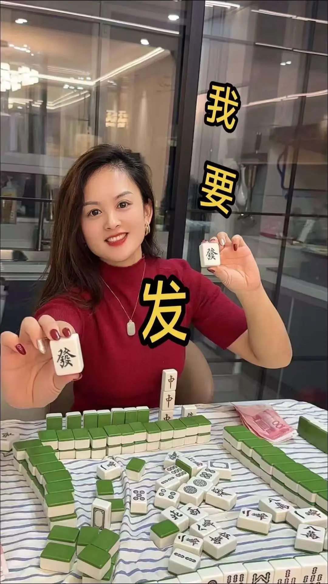 牌局似棋局，在牌的轮转间，以智慧谋局，以冷静应万变，方得生活之胜。