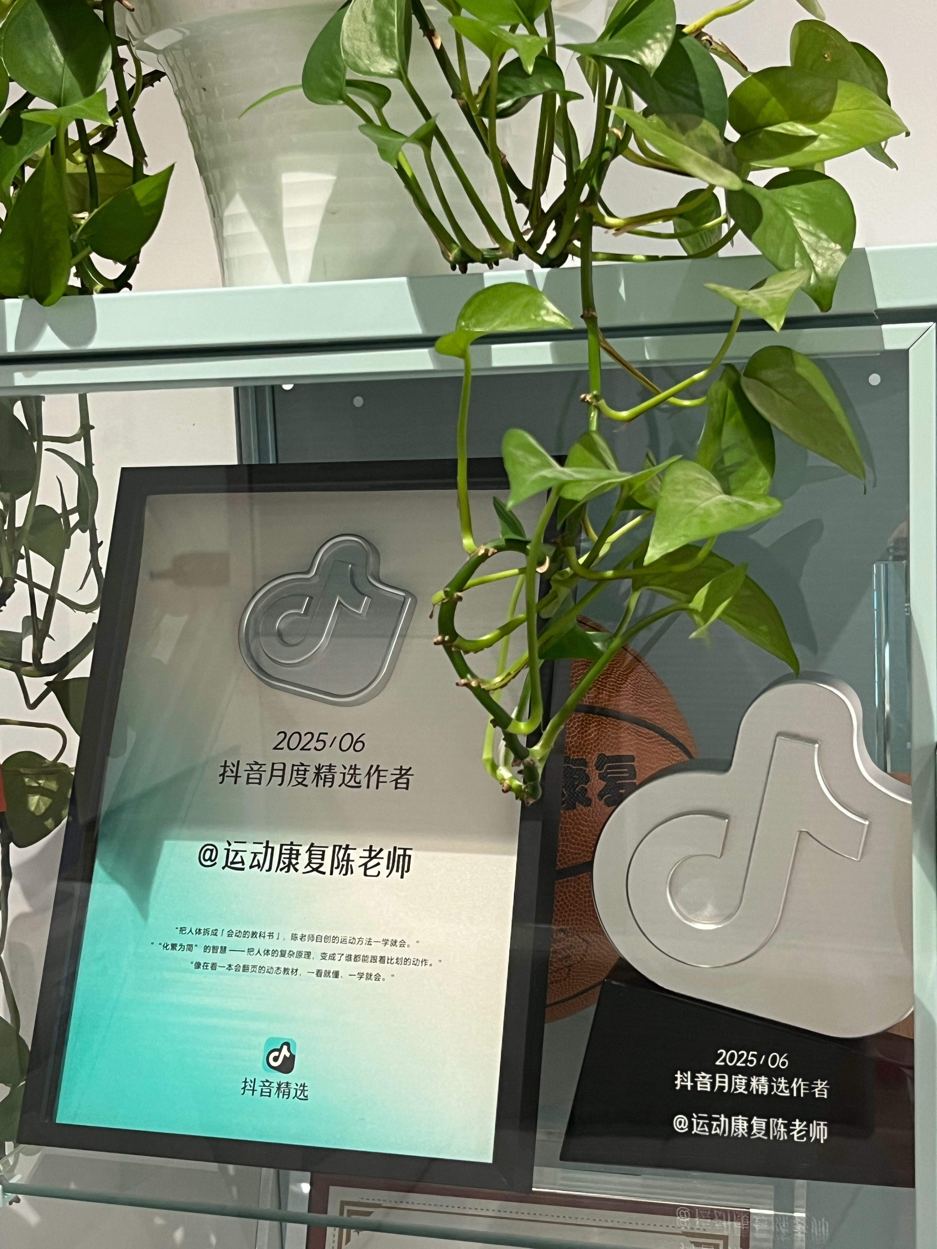 又收到一块牌子[酷]话说在微博发隔壁平台的寄来的牌子，是不是不太好？不管了，发！