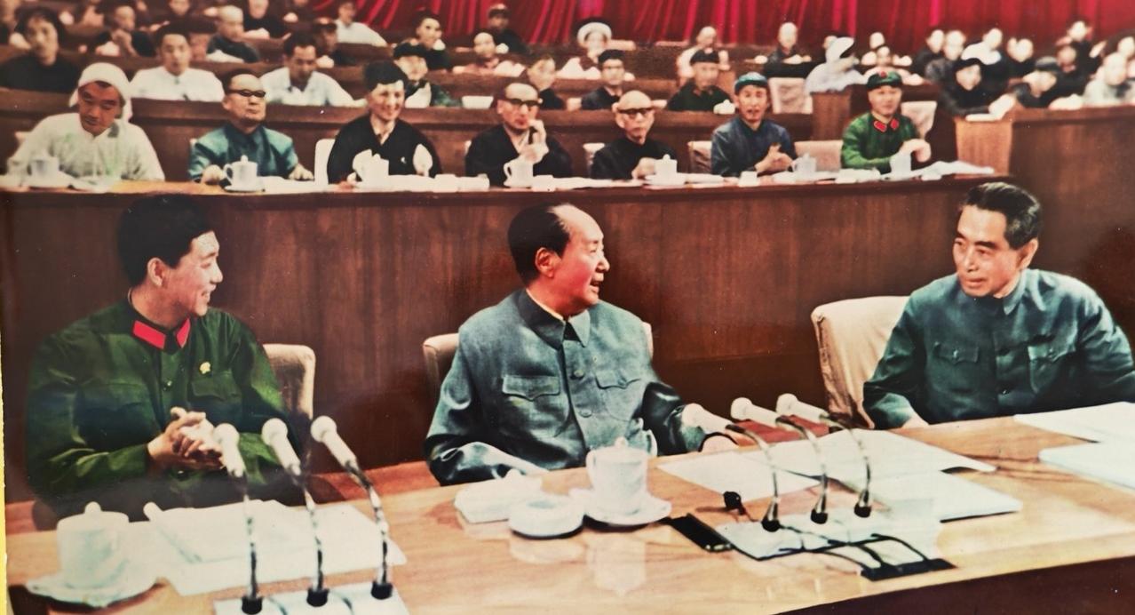 1973年十大期间主席台照片，毛主席正和周总理亲切交谈。