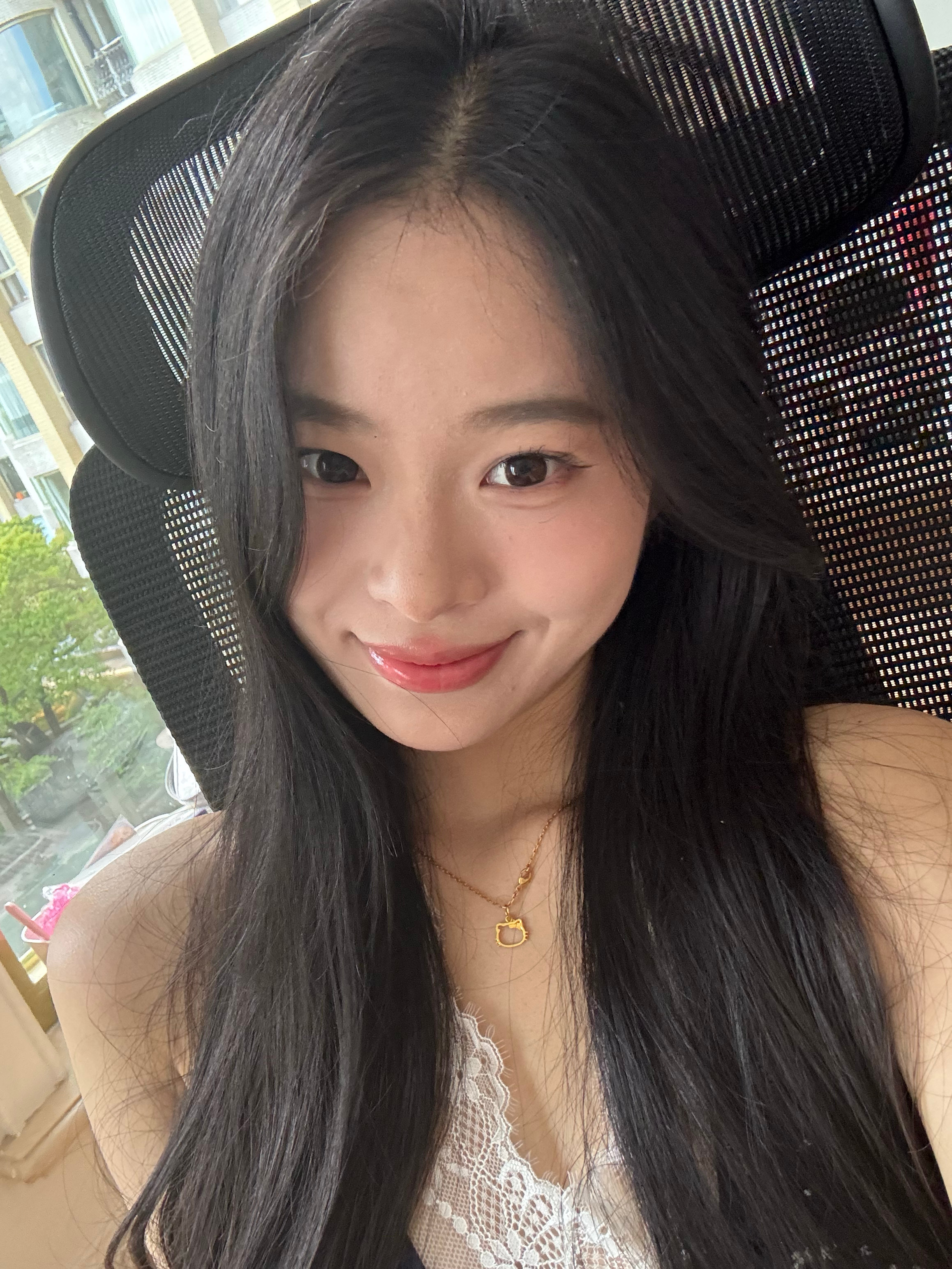 感觉用vx拍照有美颜，拍出来比原相机拍的白呢 